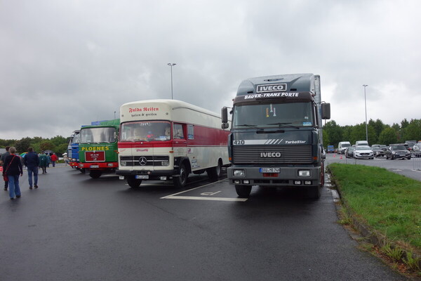 Wenn ein VW Transporter einfach zu klein ist: Historische Lastwagen auf dem Parkplatz – Classic Days Düsseldorf 2023