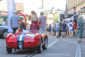 Wenn er röhren würde wie ein richtiger Testarossa, dann käme der verkleinerte Nachbau vermutlich besser durchs Publikum - Older Classics August 2024