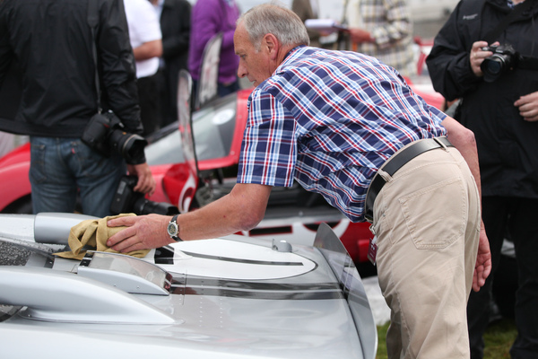 Wenn es abtrocknet, müssen die Wagen wieder abgewienert werden - Impressionen vom Concours d'Elégance an der Schloss Bensberg Classics 2015