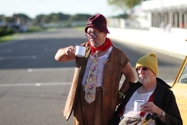 Wenn es am Morgen noch etwas kühler ist, gönnt man sich gerne eine Tasse heissen Tee -Goodwood Revival 2018