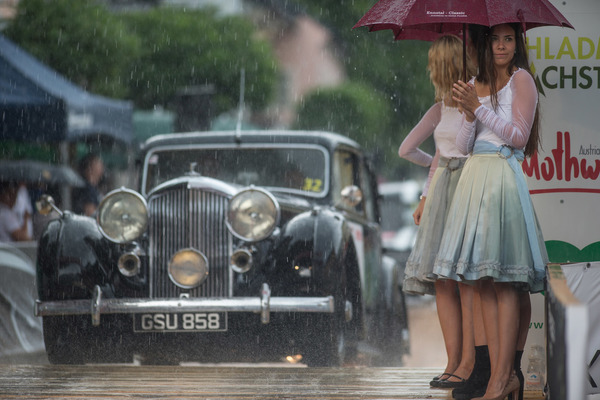 Wenn es derartig stark schüttet, dann bieter selbst der Schirm nicht Schutz genug ... - Ennstal-Classic 2019