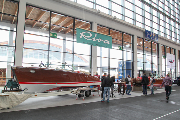 Wenn es draussen regnet, dürften drin auch Schiffe gezeigt werden, zumal wenn sie von Riva stammen - Motorworld Classics Bodensee 2022