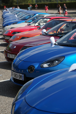 Wenn es farbig wird, stehen meist die klassischen Alpine und Renault-Alpine im Zentrum - 1ère Rencontre Franco-Suisse Alpine 2019
