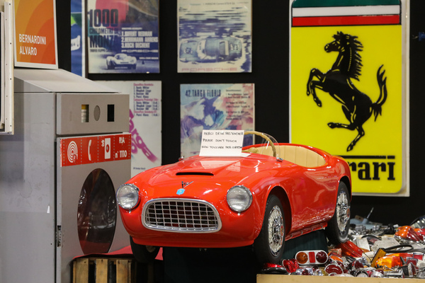 Wenn es nicht für einen richtigen Ferrari reicht, dann kann man immer noch zum Bimbo V12 Racer greifen. Allerdings/ Ganz billig ist auch das Kinderauto nicht – Rétromobile Paris 2025