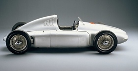 Wenn gutes Aussehen alleine reichen würde, wäre der Cisitalia 360 ein Siegertyp. Er wurde von einem aufgeladenen Zwölfzylinder-Boxer mit zwei Gebläsen angetrieben