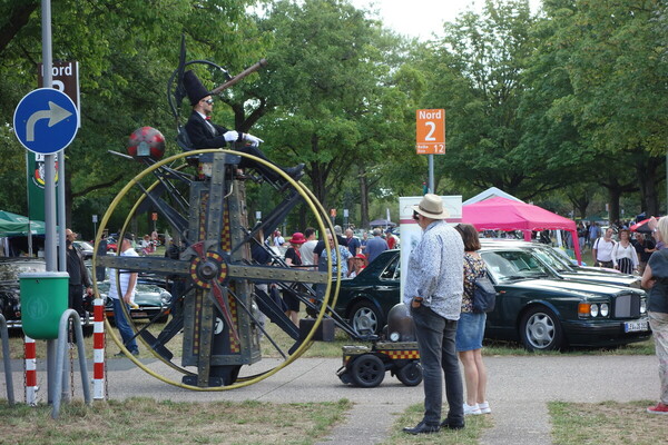 Wenn kein hohes Ross zur Hand ist, muss man sich eben anders behelfen – Classic Days Düsseldorf 2022