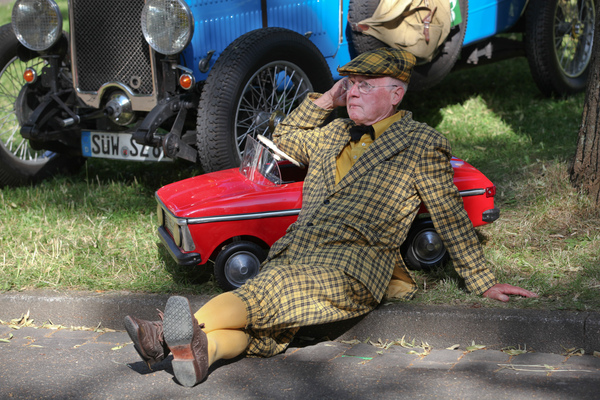 Wenn man müde ist, setzt man sich gerne hin - am 40. Oldtimer-Meeting Baden-Baden 2016