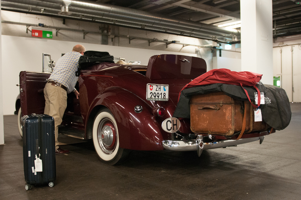 Wenn nicht alles Gepäck im Wagen Platz hat, wird es halt aufgeschnallt - RAID Suisse-Paris 2015