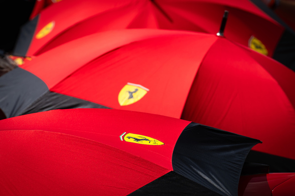 Wenn's feucht wird, hilft ein Ferrari-Schirm - 31. Goodwood Festival of Speed 2024