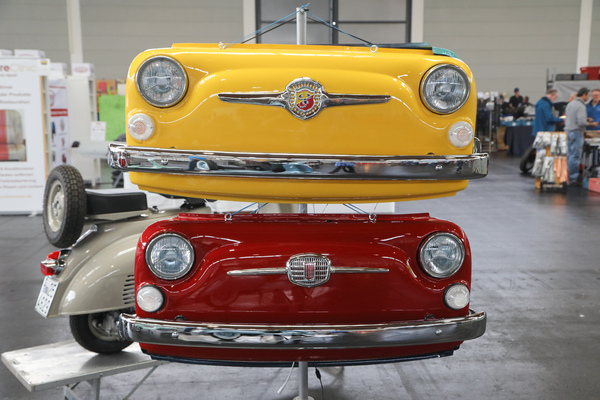 Wenn's kein ganzes Auto sein soll, dann einen Fiat 500 als dekorative Wandlampe? - Klassikwelt Bodensee 2023