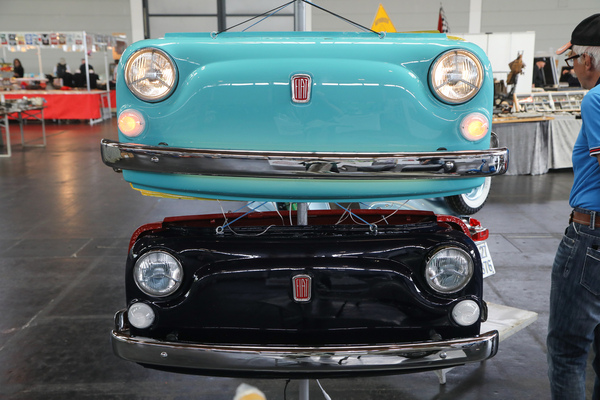 Wenn's kein ganzes Auto sein soll, dann einen Fiat 500 als dekorative Wandlampe? - Klassikwelt Bodensee 2023
