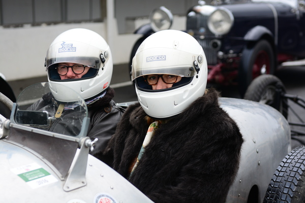 Wenn's kühl wird, helfen zusätzliche Kleiderschichten - 4. Montlhéry Vintage Revival 2017