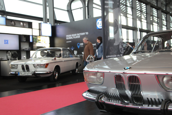 Wenn zwei dieselbe Idee haben - BMW 2000 CS auf zwei Ständen gleich nebeneinander - Retro Classics Bavaria 2017 in Nürnberg