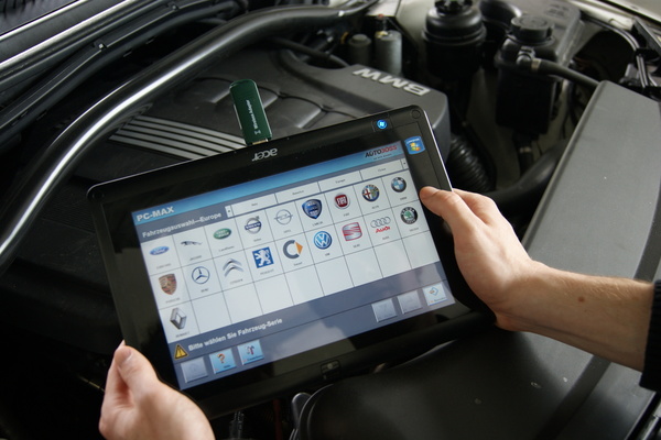 Wer Diagnose an Steuergeräten durchführen will oder sie Aktivieren möchte, benötigt ein Multimarken-Diagnosegerät.