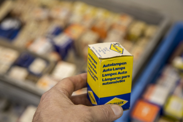 Wer Glück hatte, fand trotz überschaubarem Angebot das gewünschte Teil – und wenn es nur eine alte Bilux-Birne war – Swiss RetroMecanika 2023