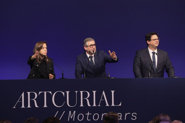 Wer bietet mehr? – Artcurial-Versteigerung – Rétromobile Paris 2025