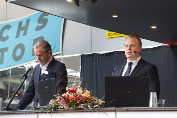 Wer bietet mehr? Serge Stotzer als Auktionator - Versteigerung Oldtimer Galerie Toffen am 23. März 2024