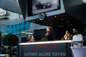Wer bietet mehr? Stotzer auf der Suche nach dem Meistbietenden - Versteigerung "Klassische Automobile & Motorräder" der Oldtimer Galerie in Toffen am 18. Oktober 2025