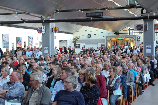 Bild: Wer bietet mehr? - Versteigerung Oldtimer Galerie Toffen am 30. März 2019