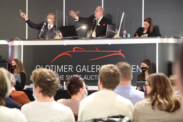 Bild: Wer bietet mehr? - Versteigerung Oldtimer Galerie Toffen in Gstaad vom 29. Dezember 2021