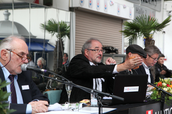 "Wer bietet mehr?" - an der Versteigerung der Oldtimer Galerie am 23. April 2016 in Toffen