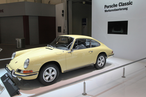 Wer der Patina überdrüssig ist, der lässt sich sein Auto restaurieren, am besten gleich im Werk