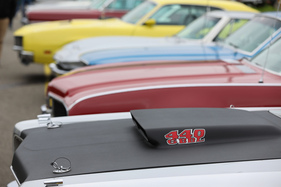 Wer die vier Schnellverschlüsse zieht, kann die Motorhaube einfach mitnehmen – Albisgütli Classic Cars & Bikes 2024