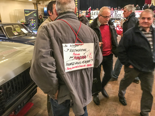 Wer etwas sucht, sollte darüber informieren - was dieser Mann augenscheinlich macht - Oldtimerbörse Spa 2016