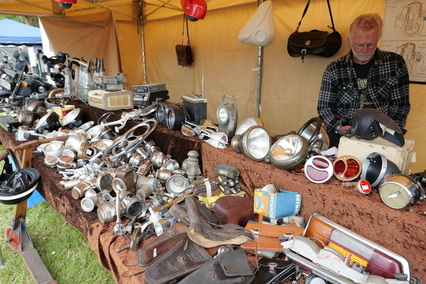 Wer findet die NSU-TT-Scheinwerferringe auf diesem Suchbild? – Bockhorner Oldtimermarkt 2024