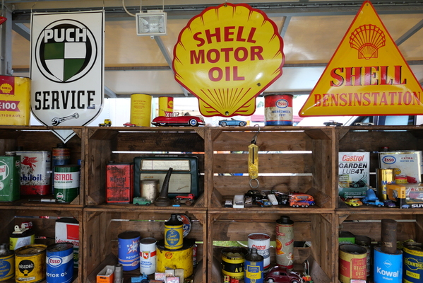 Wer gut schmiert, der gut fährt: Öldosen und Tankstellenschilder – Bockhorner Oldtimermarkt 2024