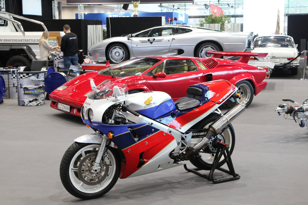 Wer ist der Schnellste? Honda RC30, Lamborghini Countach und Jaguar XJ220 beieinander - Retro Classics Bavaria 2018