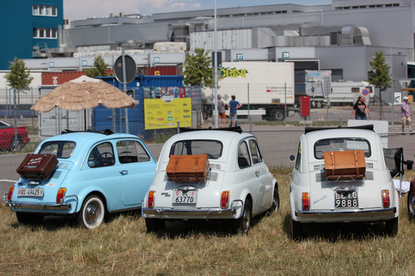 Wer keinen Kofferraum hat, dem kann geholfen werden, wie diesen Fiat 500 mit Gepäckträger und angeschnalltem Koffer - 3. Youngtimer- und Classictreffen Pratteln am 15. Juli 2018