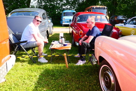 Wer klug ist, bringt etwas Proviant und bequeme Campingstühle zum Ausruhen mit. – Bockhorner Oldtimermarkt 2025