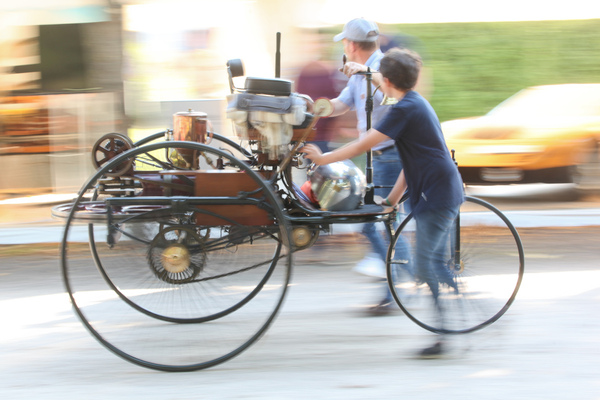 Wer liebt, der schiebt, heisst ein Sprichwort. Das gilt selbst bei der Urmutter der Automobile.