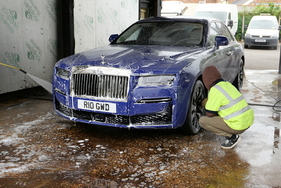 Wer möchte, dass sein Auto nach der Wäsche nicht gleich wieder aussieht, als sei die Hälfte vergessen worden, ist in England gut aufgehoben. Dort gibt es zahlreiche solcher Stationen