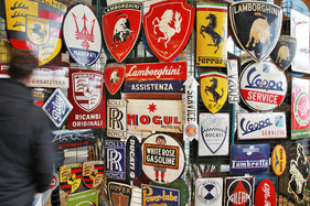 Wer noch ein Ferrari-Schild für seine Garage braucht, wird hier fündig (Bremen Classic Motorshow 2018)