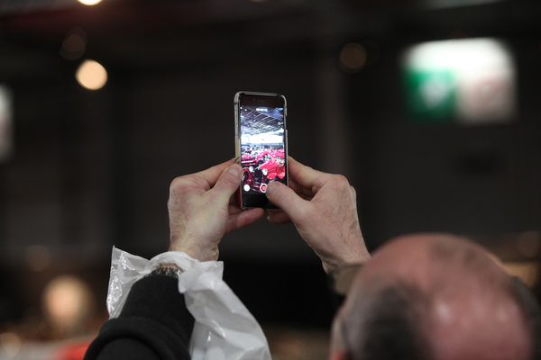 Wer wohl all die Tausenden von Mobiltelefon-Fotos einmal anschaut? - Rétromobile Paris 2020