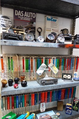 Werkstatthandbücher, Instrumente und Radios – im Museum in Dortmund