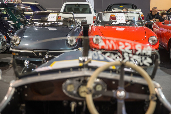 _Wertvolle Alfa Romeo Spider - links eine wenig gelaufene Gummilippe für EUR 28'000, rechts ein 69er Duetto für EUR 48'000 - Auto e Moto d'Epoca 2022