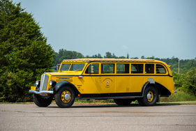 White Model 706 "Yellowstone National Park" Tour Bus (1936) - Angeboten als Lot Nr. 6050A bei der 2021er Auburn-Fall-Auktion von RM Sotheby's