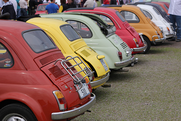 Wie an einer Perlschnur sind die die kleinen Fiat aufgereiht ...