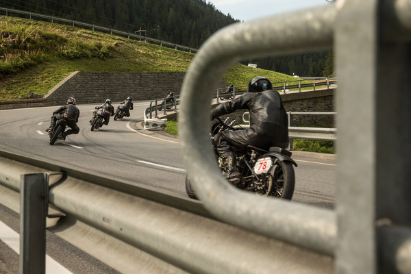 Wie auf der Perlenschnur: Der Tross der Motorräder veranschaulicht sehr schön die Ideallinie – 20. Arosa ClassicCar 2024
