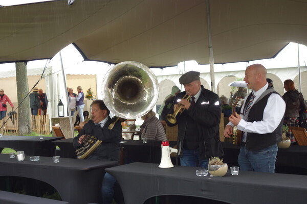 Wie auf der Titanic: Die Kapelle spielt weiter – nur dass hier nicht das Schiff, sondern das Ausstellungsgelände im Wasser versinkt – Classic Days Düsseldorf 2023