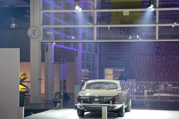 Image: Just like on the big show stage - Jaguar XJ 4.2 at Dönni Classic Cars - Auto Zürich 2019