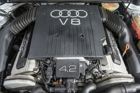 Wie bei allen grossen Audi sitzt der V8-Motor längs vor der Vorderachse – Audi S6 quattro (1996)
