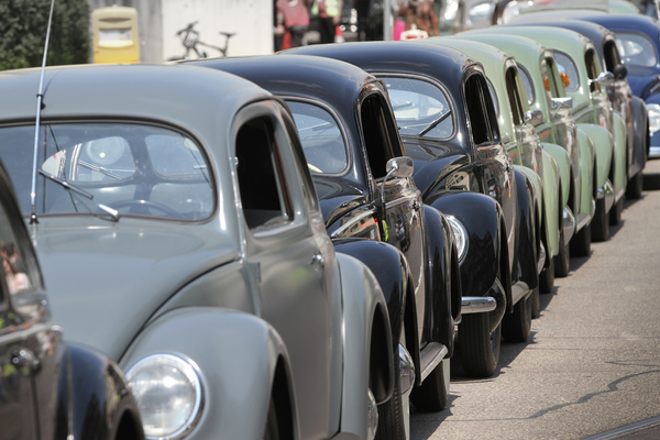 Wie damals stehen 25 VW Käfer mit 1131 cm3 grossem Boxermotor und gerade einmal 25 PS in der Kolonne.