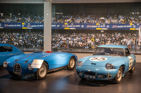 Wie damals vor den Boxen von Le Mans, rechts ein Panhard CD - Nationalmuseum "Cité de l'Automobile" - Collection Schlumpf