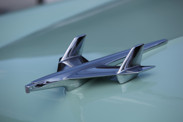 Wie ein Flugzeug sieht die Kühlerfigur dieses Chevrolet aus - Dolder Classics Mai 2015