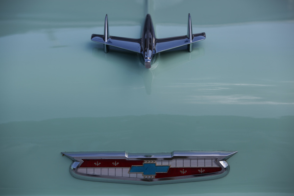 Wie ein Flugzeug sieht die Kühlerfigur dieses Chevrolet aus - Dolder Classics Mai 2015