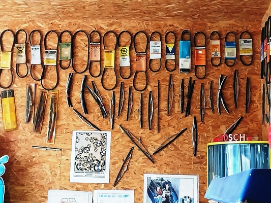 Wie früher an der Tankstelle: Keilriemen- und Scheibenwischer-Auswahl an der Wand – Zu Besuch in der Sammlung Hilker
